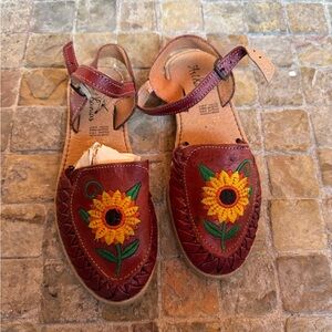 🌼$5🌼 Sunflower embroider Leather huaraches *please read